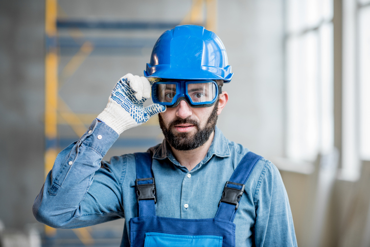 Trabajador con gafas de seguridad en un sitio en construcción